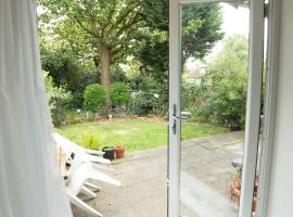 Garden Apartment w/ easy access to central London