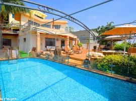 Heart of the Mountain Villa with Jaccuzzi & Pool