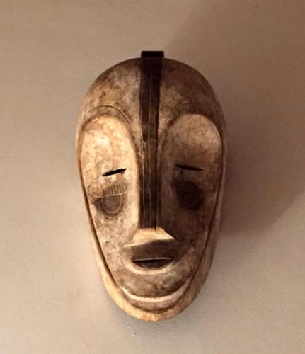 Masque Fang faisant partie de la décoration de la maison