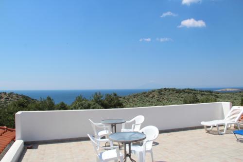 Η ΤΑΡΑΤΣΑ TERRASSE MIT DEM WUNDERBARE BLIECK AUF DIE AGÄIS