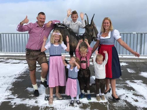 Gastfrau, Gastherr und die kindern