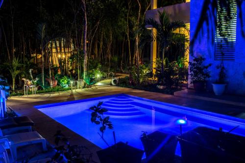 Alberca Condo Hotel El Vivero Tulum por la noche