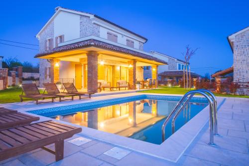 Luxury Villas Kras Ladies *****